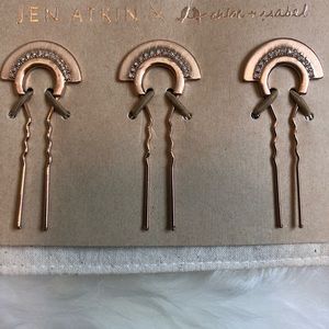 Small crystal pavé fan pin set